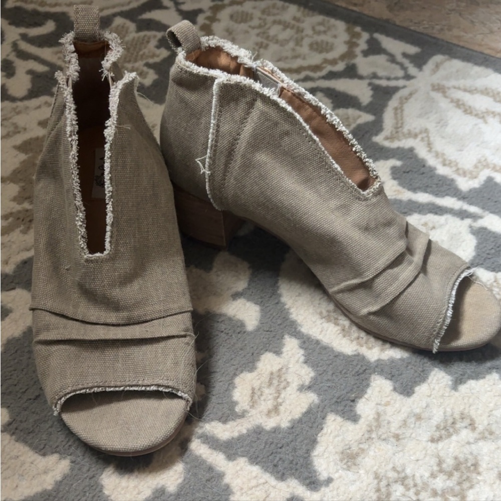 Stylish Tan Women's Peep-Toe Ankle Boots